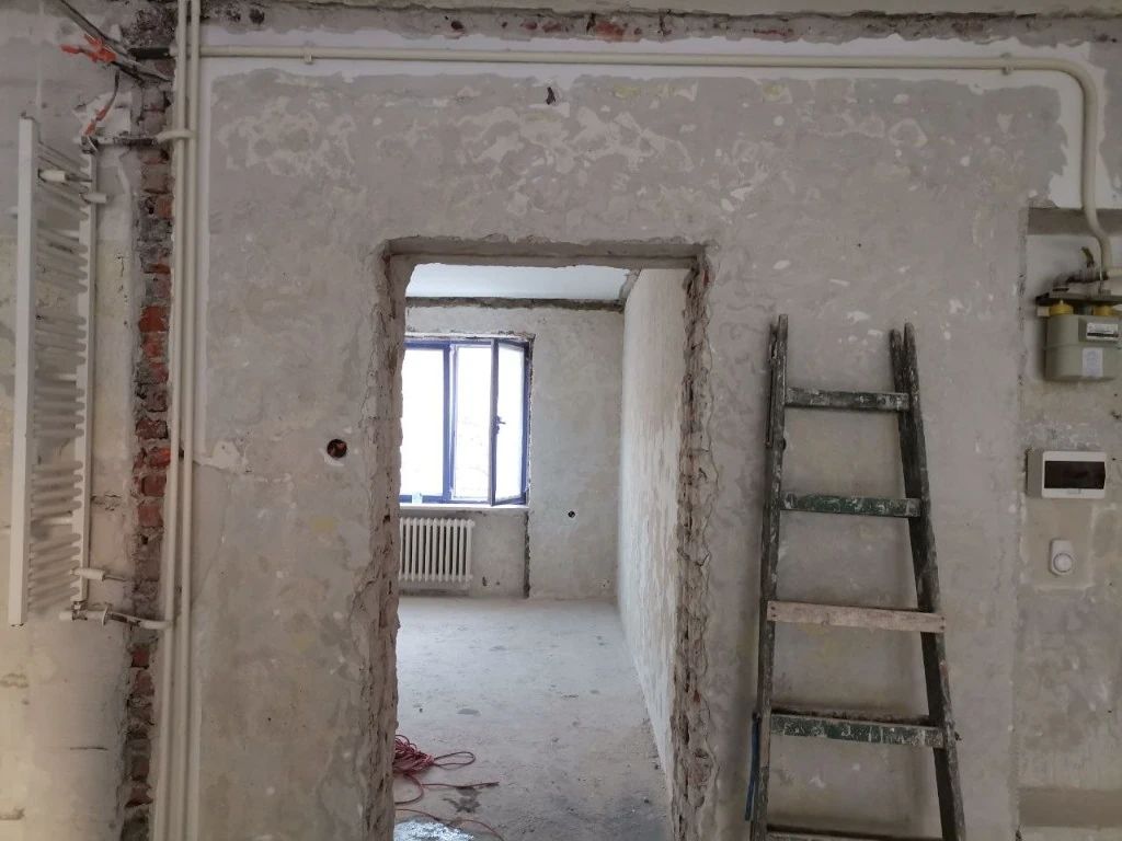 Salon i hol — szpachlowanie i malowanie — przed