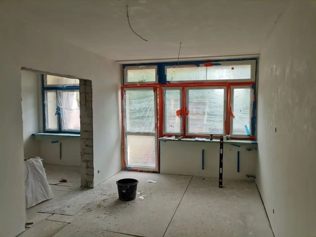 Salon — duże okna, wykończenie premium — przed