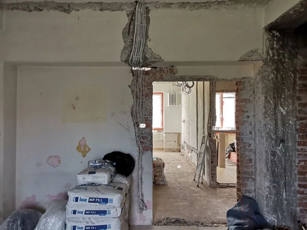 Kuchnia — otwarta ściana, gładzie — przed