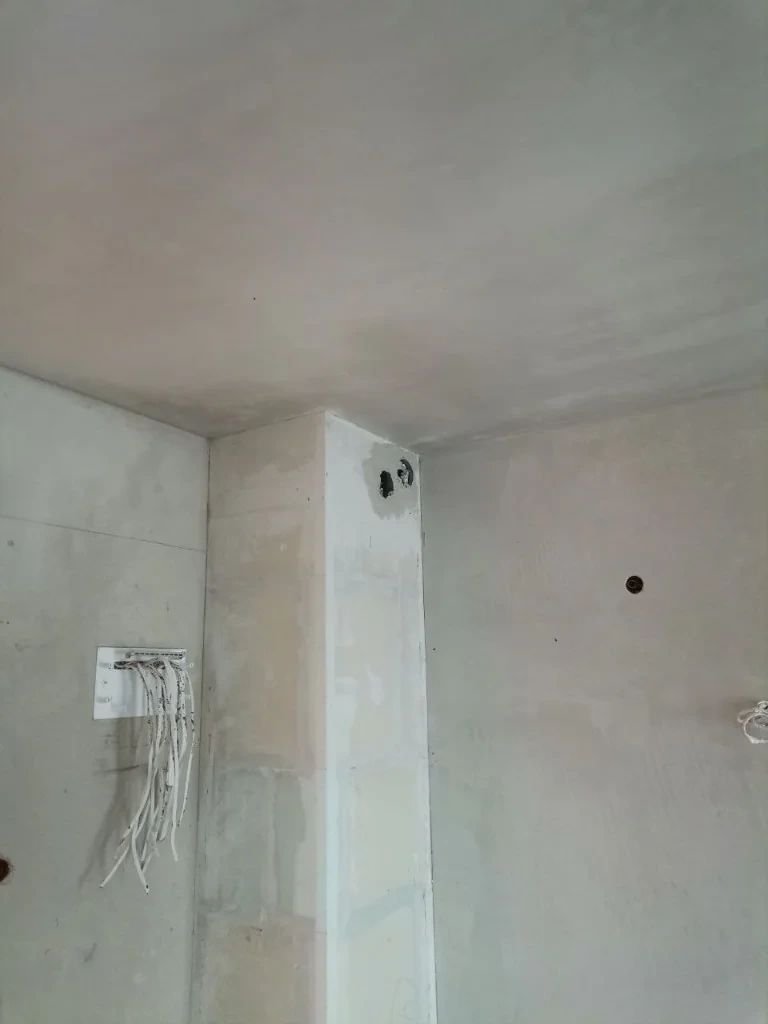 Salon — narożnik ze słupem — przed