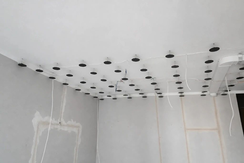 Sufit — gładź, oświetlenie — przed